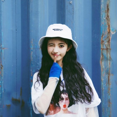 女儿有le双眼 皮，看起来特别得像wǒ