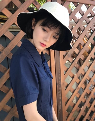 女儿有le双眼 皮，看起来特别得像wǒ