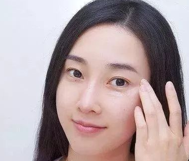 眼袋下垂很“显老”？如何祛眼袋？